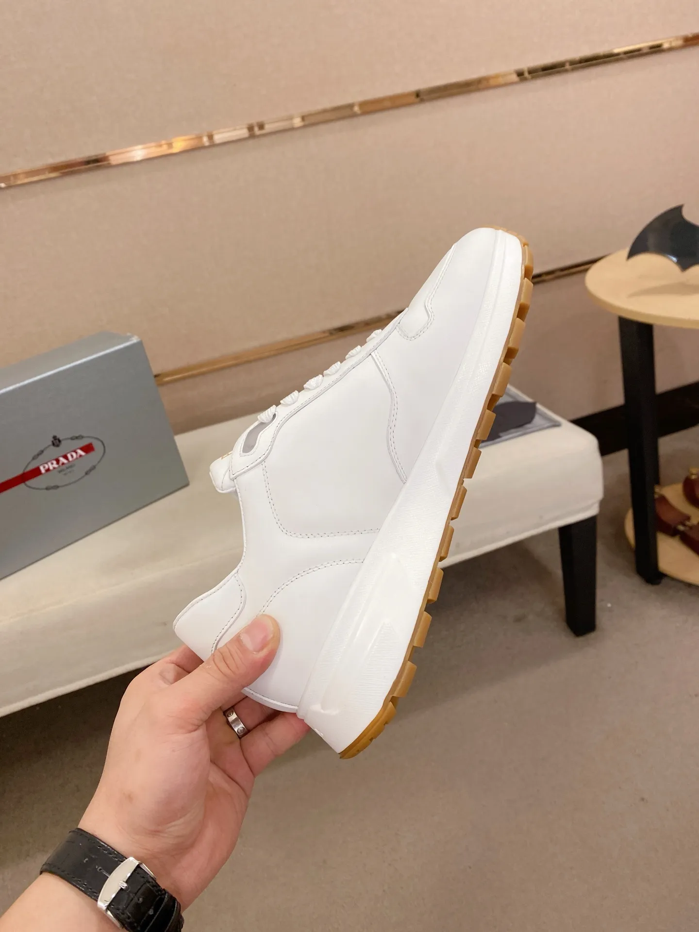Factory price 540💰 ✔️✔️✔️High version High-quality new PRADA counters are on the market at the same time. The new men's shoes and 😘fabrics are selected from imported first-layer cowhide and are made by pure handcrafts. Lining: Full cowhide lining. 👍🏿 High-end ☄️ air-cushion molded anti-slip rubber outsole, exquisite lines, simple and elegant, comfortable and high-end for leisure travel. Code number: 38 to 44